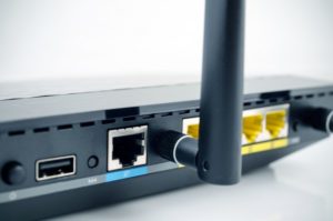 Conectividade e porta USB de um router wifi